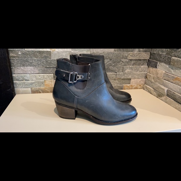 Grey ankle bootie - Picture 2 of 2